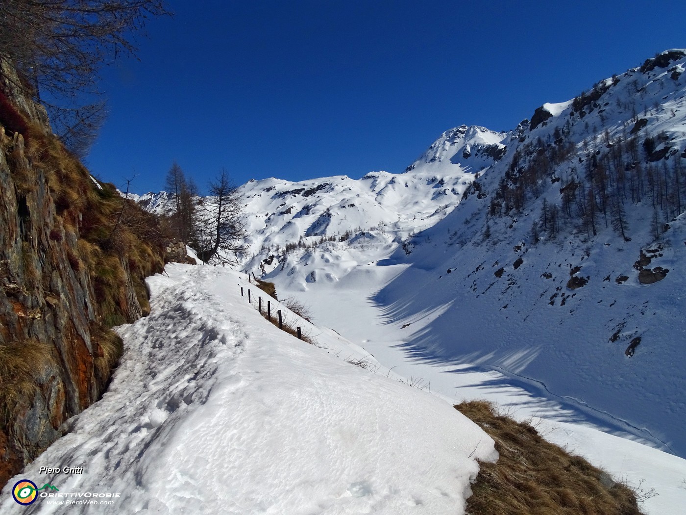 39 Il Lago di Fregabolgia...vuoto e innevato.JPG -                                